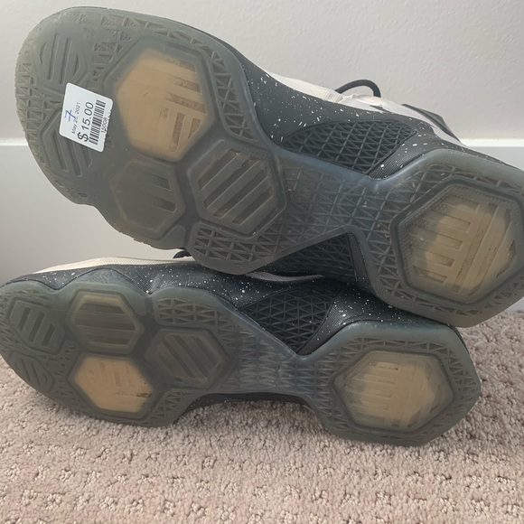 Nike shoes - Picture 3 of 4